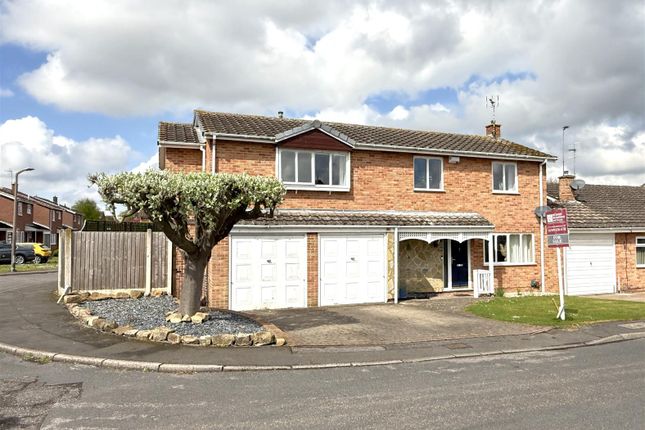 4 bed link detached house