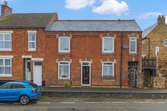 Kettering Road, Broughton, NN14 3 bed semi