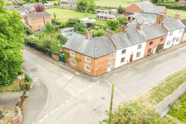 West End, Northampton NN6 3 bed end of terrace house for sale