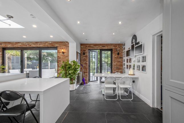 5 bed detached house