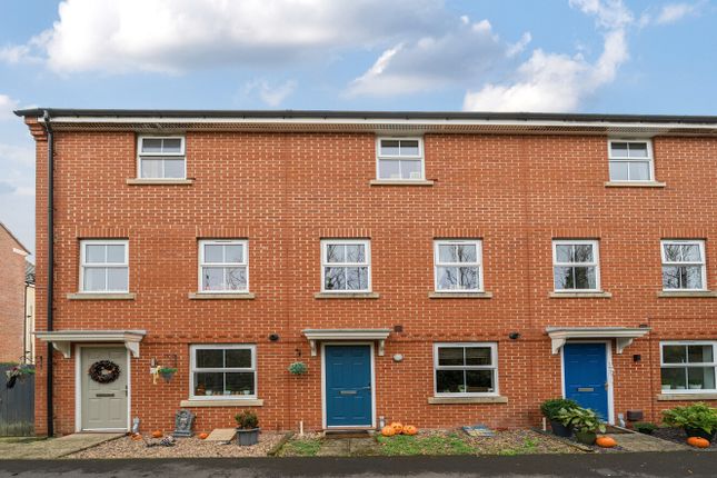 Lavinia Walk, Swindon, Wiltshire 3 bed terraced house for sale