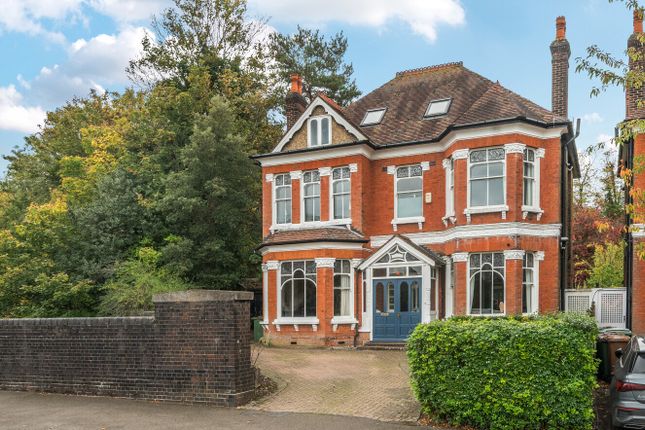 Grove Road, Surrey SM1 6 bed detached house for sale