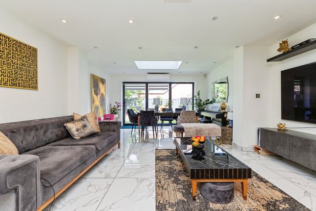 3 bed link detached house