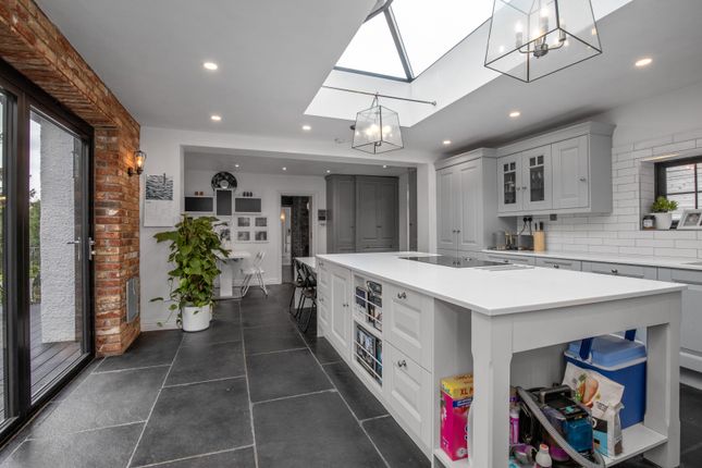 5 bed detached house