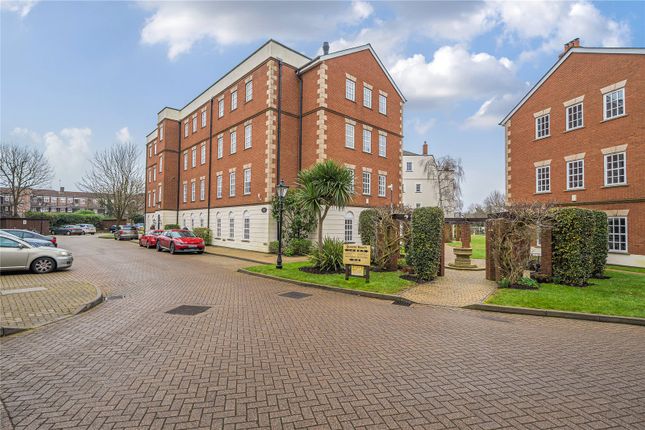 Queens Reach, East Molesey, KT8 2 bed flat for sale