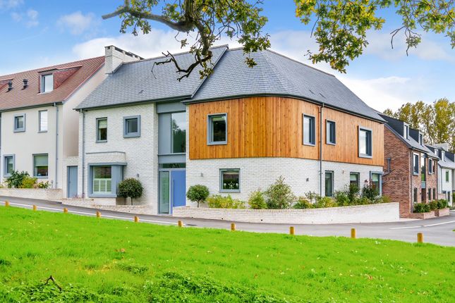5 bed detached house
