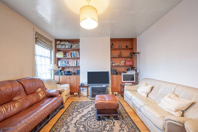 Aeroville, Colindale, London, NW9 3 bed flat for sale