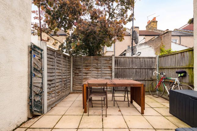 Tennyson Road, Stratford, London, E15 2 bed terraced house for sale