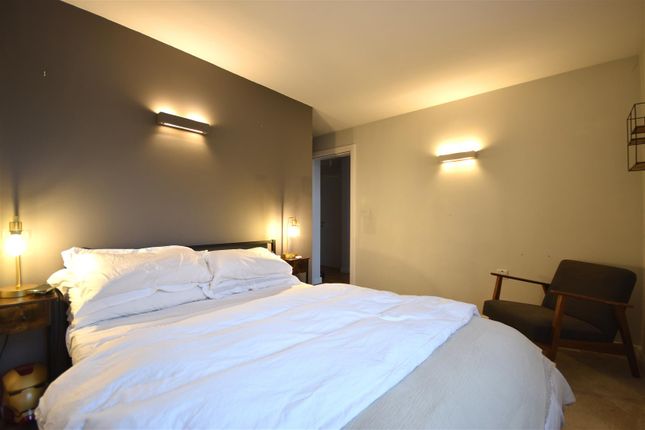 Western House, London Road, Brentford 2 bed flat for sale