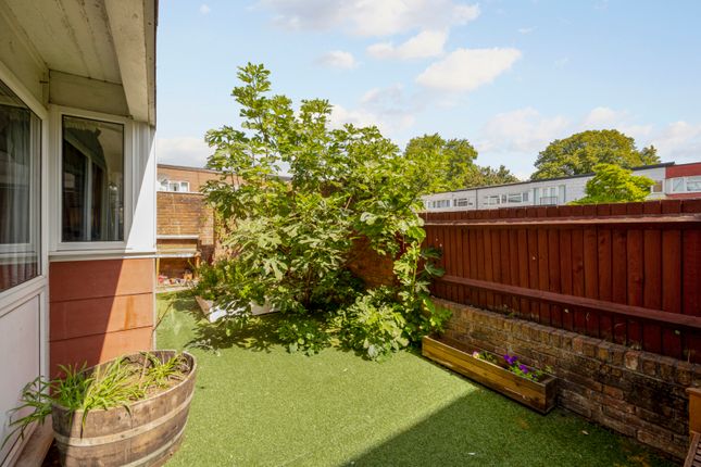 Farnham Gardens, Raynes Park SW20 2 bed apartment for sale