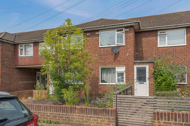 Chesterfield Road, Ashford, Surrey, TW15 2 bed apartment for sale
