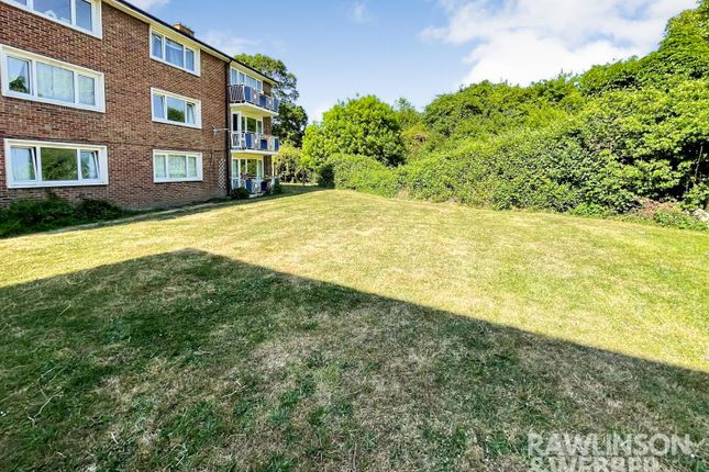 Farm Road, Esher KT10 2 bed apartment for sale