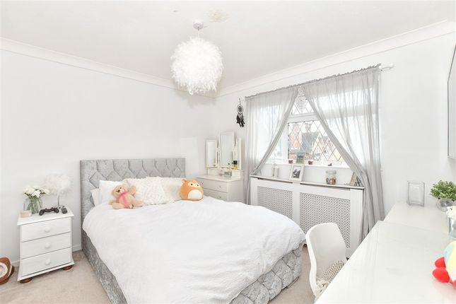 Cambridge Way, Uckfield, East Sussex 3 bed semi