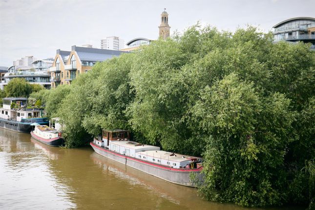 The Hollows, Brentford, TW8 2 bed houseboat for sale