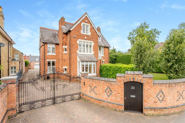 8 bedroom detached house for sale