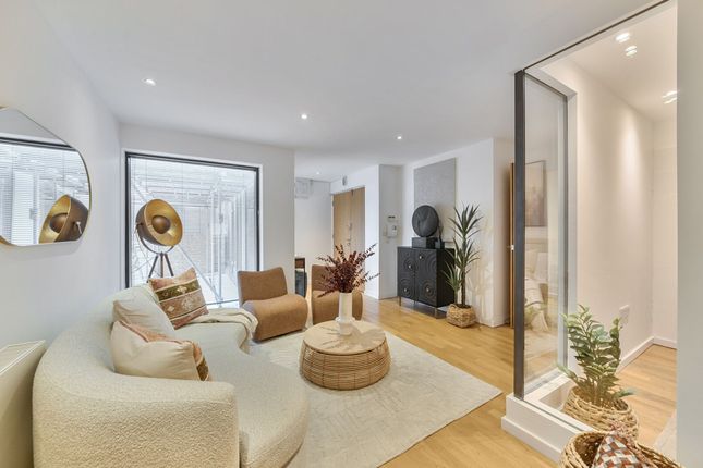 Bell Yard Mews, London, SE1 2 bed apartment for sale