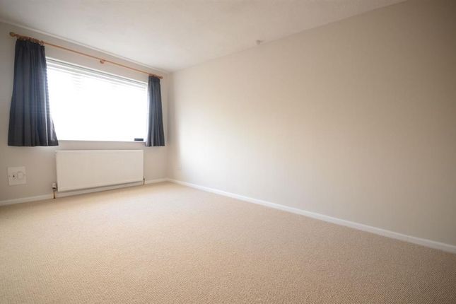 Coltsfoot Drive, Horsham, West Sussex 2 bed maisonette for sale
