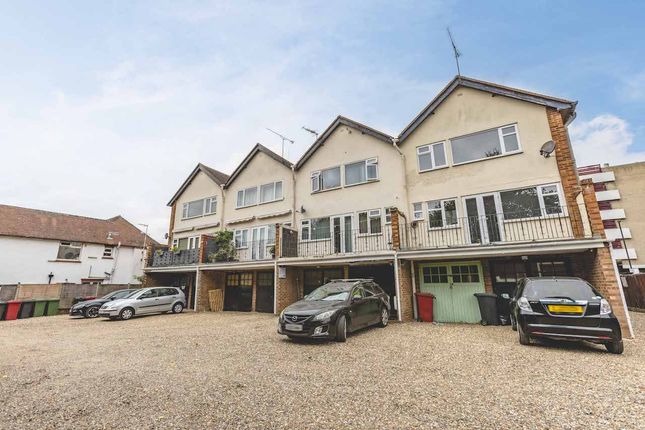 Yew Tree Road, Slough SL1 3 bed maisonette for sale