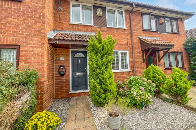 Wharfedale, Luton, Bedfordshire, LU4 9XS 2 bed terraced house for sale
