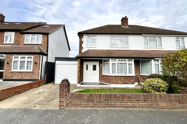 Cumberland Drive, Chessington... 3 bed semi