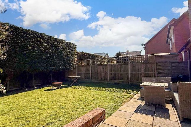 3 bed link detached house