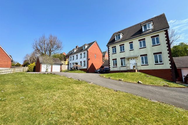 5 bed detached house