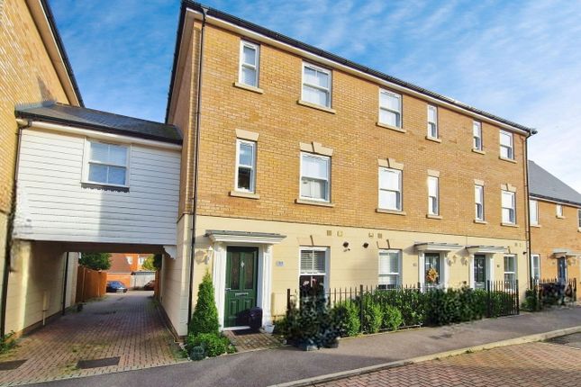 Buckthorn Road, Dunmow CM6 4 bed semi