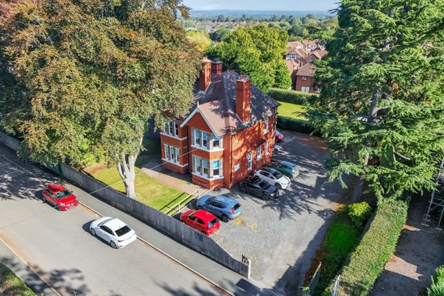 5 bed detached house