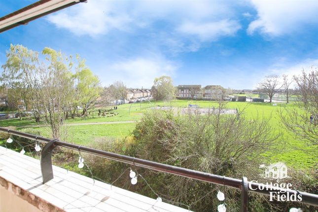 Haselbury Road, London, N9 3 bed flat for sale