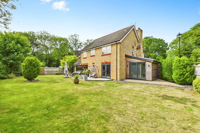 Larkspur Way, Horsham RH13 4 bed detached house for sale