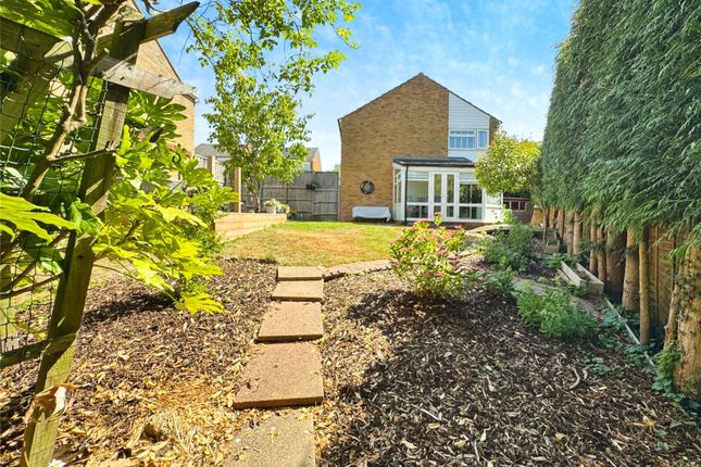 Paddock Mead, Harlow, Essex, CM18 3 bed detached house for sale