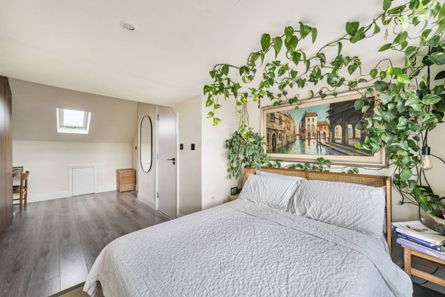 Trinity Road, Tooting Bec, London, SW17 2 bed flat for sale