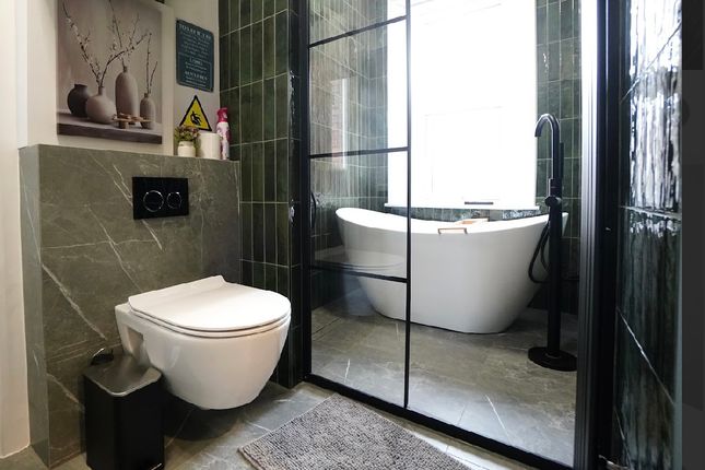 Cricklewood Lane, London NW2 2 bed apartment for sale