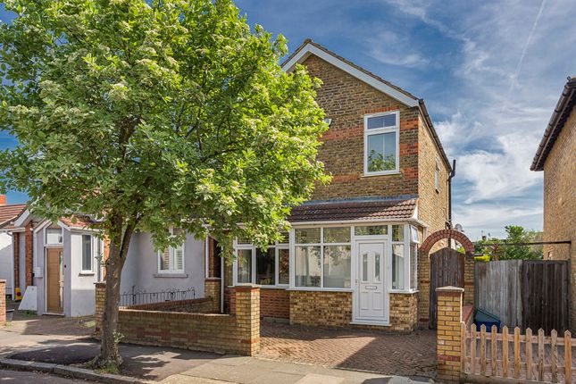 Prospect Crescent, Twickenham, TW2 3 bed detached house for sale