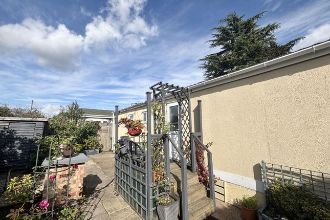 1 bedroom semi-detached house for sale