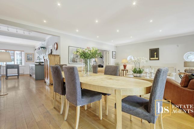 Hillside Walk, Brentwood CM14 5 bed detached house for sale