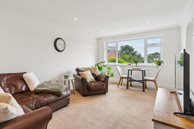 Junction Road, Ashford, TW15 2 bed flat for sale