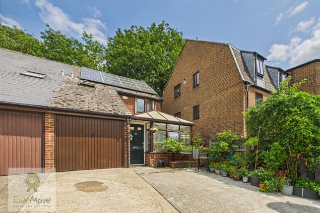 Margetts Place, Lower Upnor... 3 bed semi