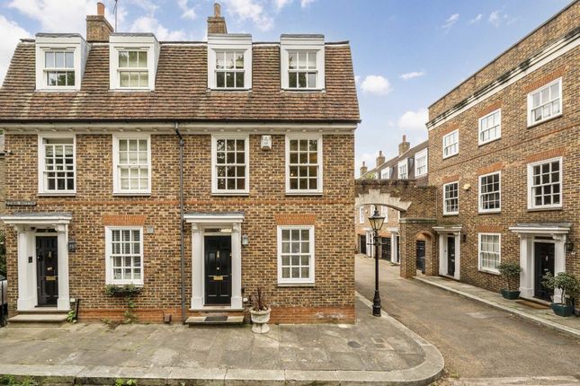 The Butts, Brentford TW8 4 bed terraced house for sale