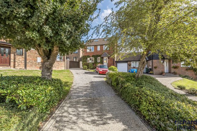 High Mead, Royal Wootton Bassett, SN4 5 bed link detached house for sale