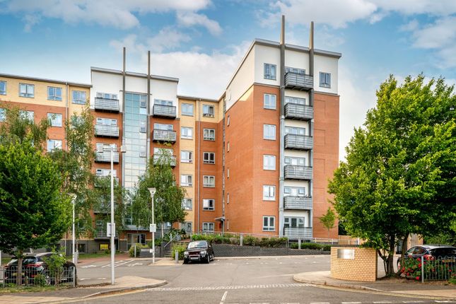 Buckingham Avenue, Slough 2 bed flat for sale