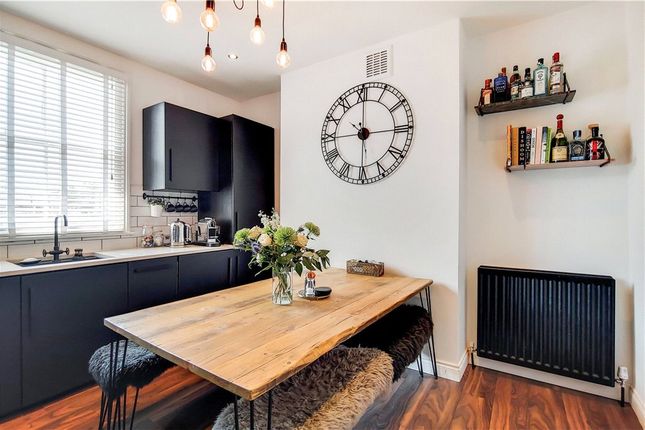 Balls Pond Road, London, N1 2 bed maisonette for sale