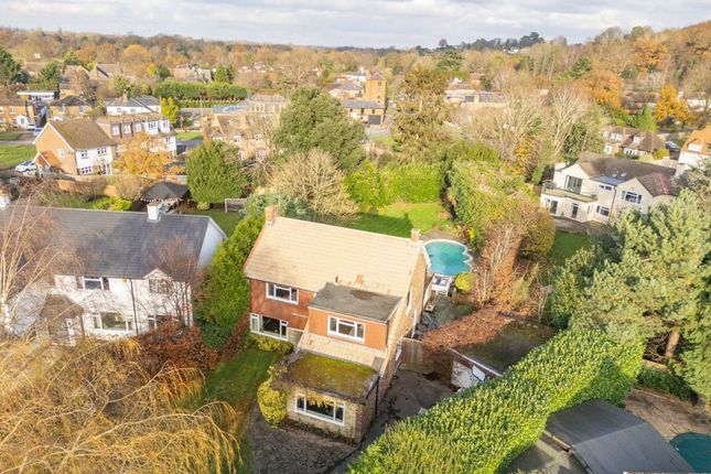 Neville Close, Esher KT10 4 bed detached house for sale