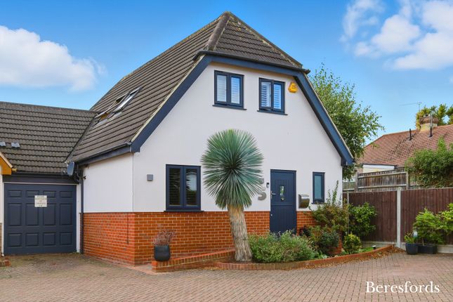 Amelle Gardens, Romford, RM3 3 bed link detached house for sale