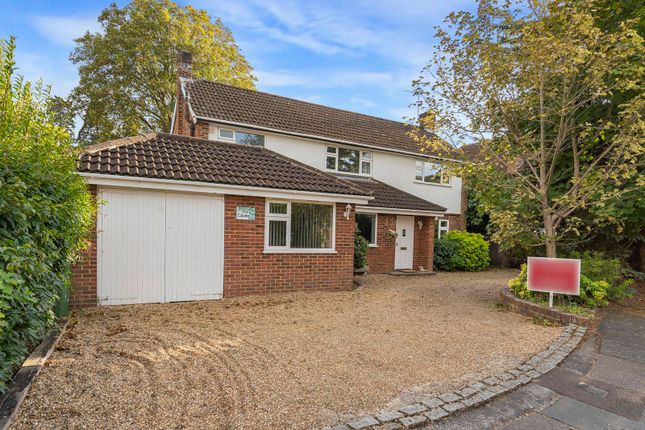 Blackwood Close, Surrey KT14 4 bed detached house for sale