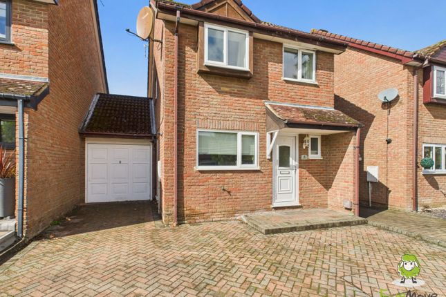 Kimber Close, Chineham, Basingstoke... 3 bed link detached house for sale