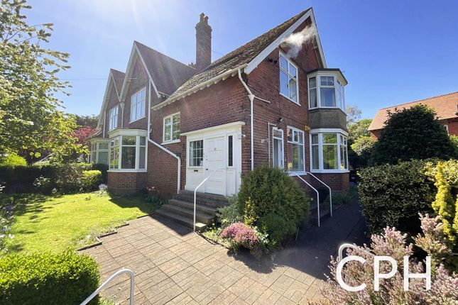 Holbeck Hill, Scarborough 2 bed ground floor flat for sale