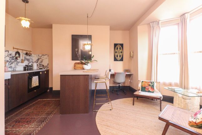 18 Trinity Square, Margate, CT9 1 bed flat for sale