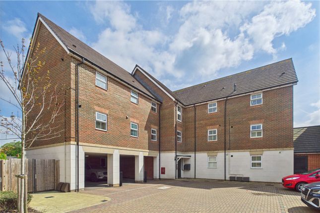 Hutton Close, Newbury, Berkshire, RG14 2 bed apartment for sale