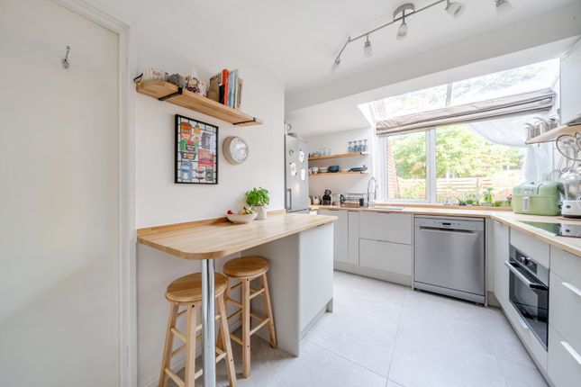 Britannia Close, Clapham, London, SW4 2 bed flat for sale